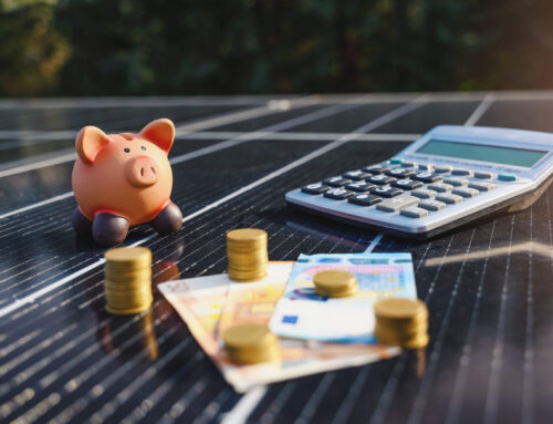 Fotovoltaico e batterie per ridurre le bollette e centrare i target 2030